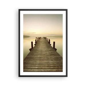 Póster en marco negro - Un muelle de madera en un lago tranquilo por la mañana. - 50x70cm - Antes del amanecer, al amanecer, la luz - Decoración de pared moderna para salón y dormitorio ARTTOR