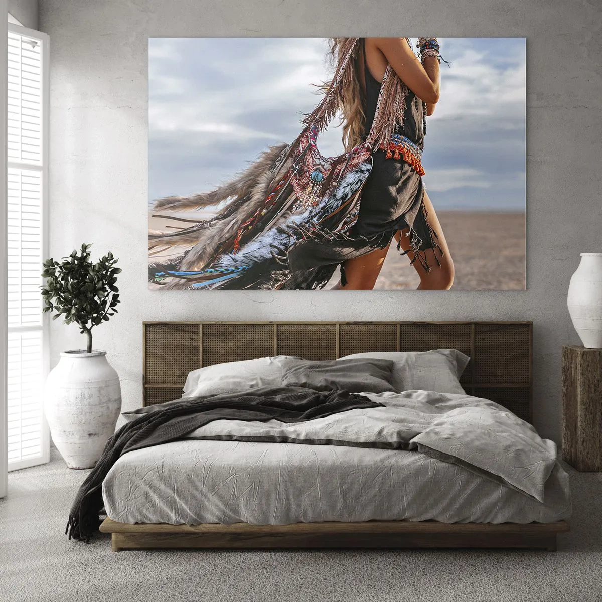 Cuadro sobre vidrio - Impresiones sobre Vidrio - Mujer de estilo boho con plumas y adornos sobre un fondo desértico. - 70x50cm - La chamana - Decoración de pared moderna para salón y dormitorio ARTTOR