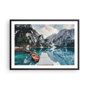 Póster en marco negro - Un lago con barcos rodeado de montañas. - 70x50cm - Te mostraremos la fuente de la belleza - Decoración de pared moderna para salón y dormitorio ARTTOR