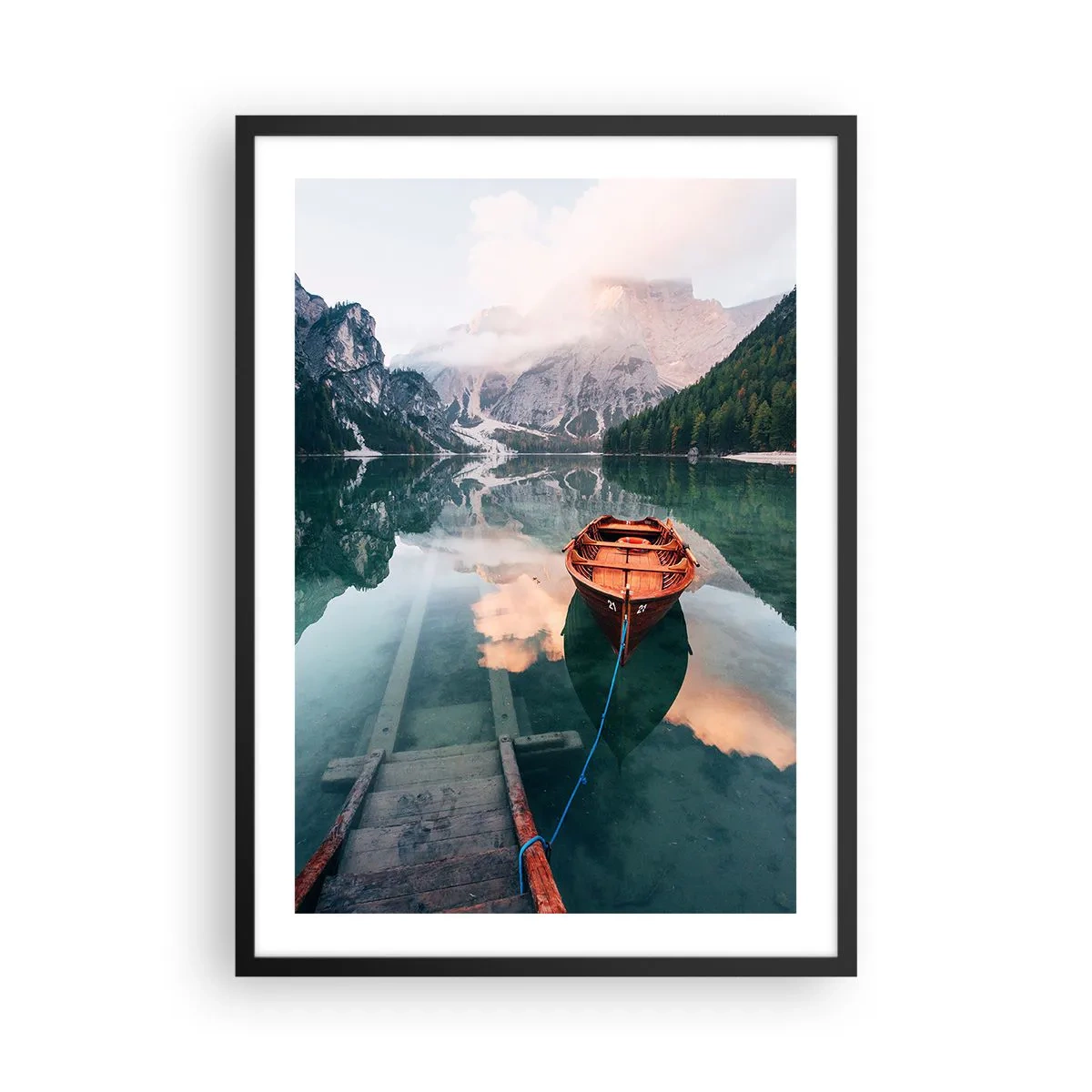 Póster en marco negro - Un barco de madera en un lago tranquilo rodeado de montañas. - 50x70cm - El tranquilo sueño de las montañas - Decoración de pared moderna para salón y dormitorio ARTTOR