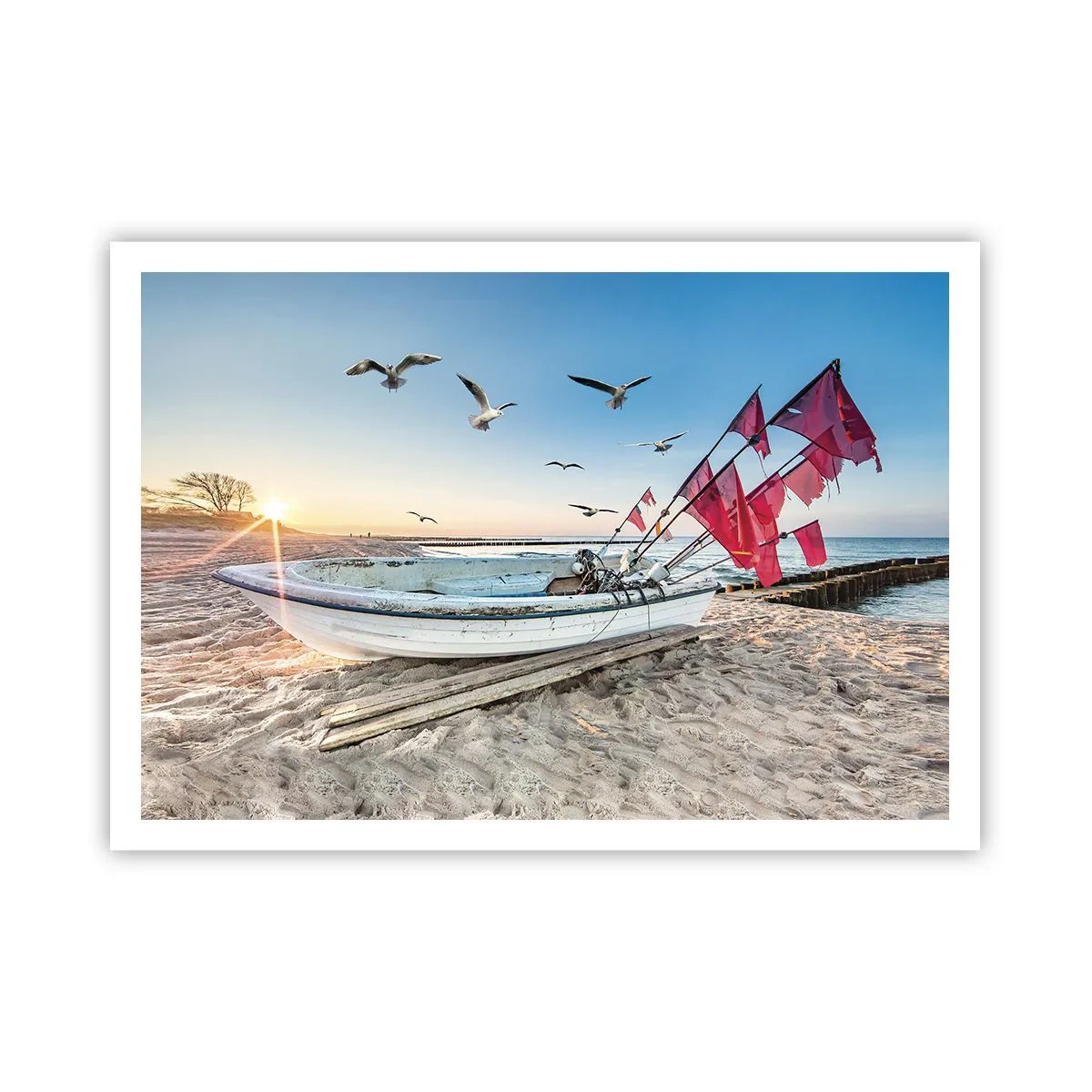 Póster - Un barco en la playa al amanecer con gaviotas y banderas rojas. - 100x70cm - Un merecido descanso - Decoración de pared moderna para salón y dormitorio ARTTOR