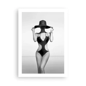 Póster - Fotografía en blanco y negro de una mujer con sombrero y traje de baño. - 50x70cm - Mi nombre es Elegancia - Decoración de pared moderna para salón y dormitorio ARTTOR