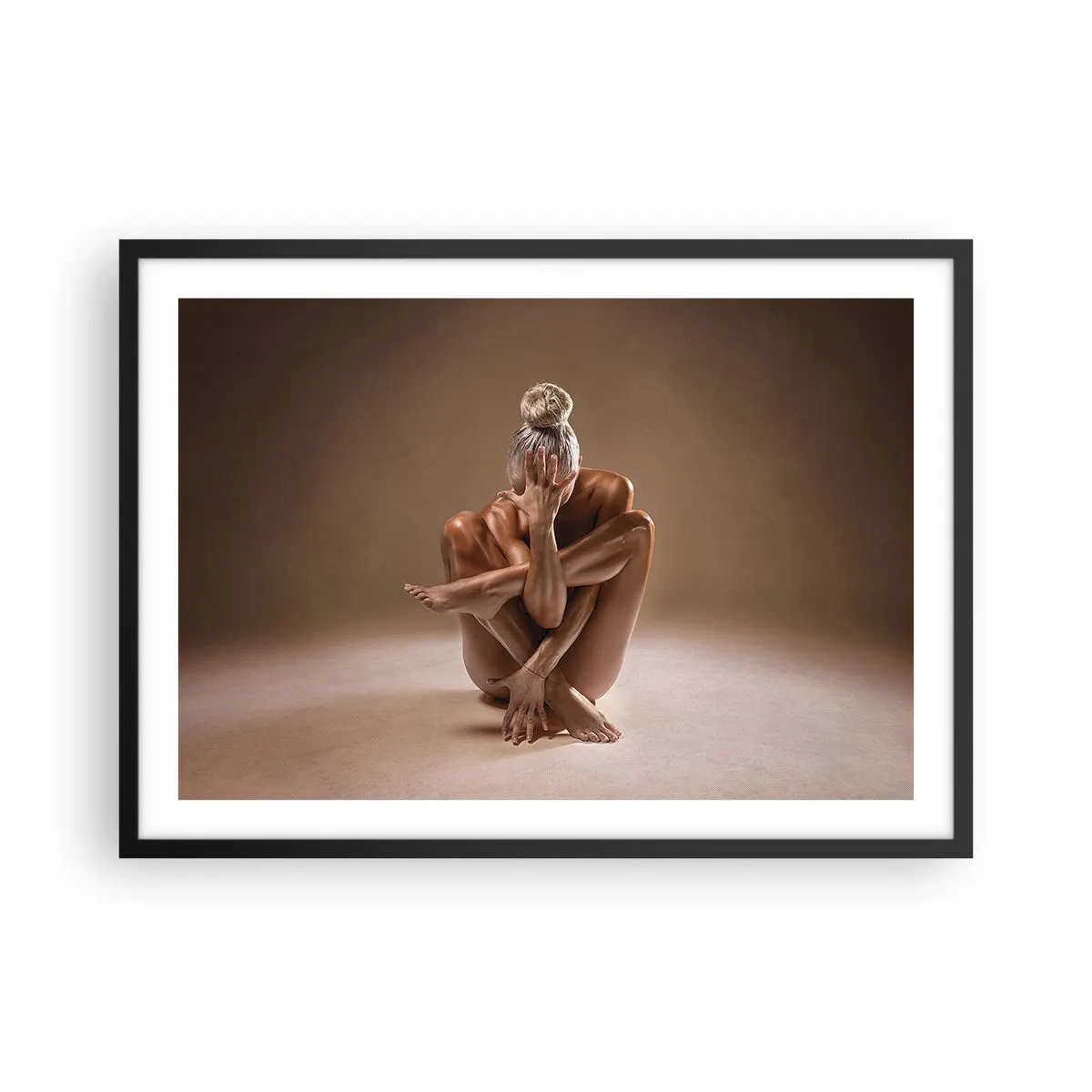 Póster en marco negro - Silueta artística de una mujer sobre un fondo beige. - 70x50cm - Unidad de cuerpo y espíritu - Decoración de pared moderna para salón y dormitorio ARTTOR