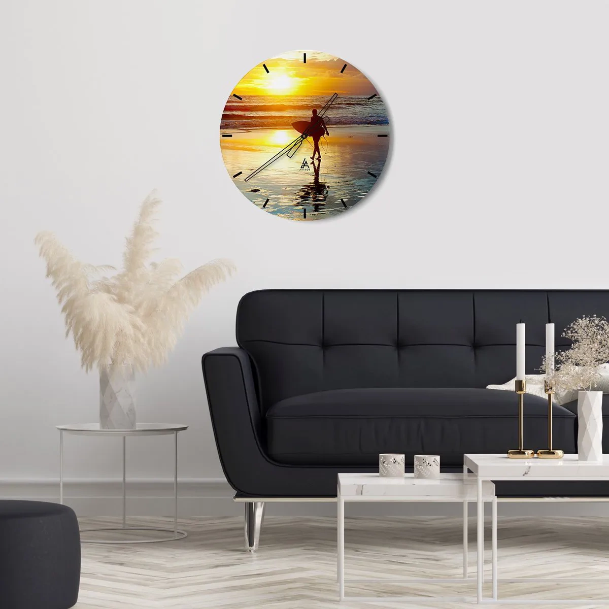 Reloj de pared - Reloj de vidrio - Surfista al atardecer en la playa - 30x30cm - El regreso del guerrero - Decoración de pared moderna para salón, cocina y dormitorio ARTTOR