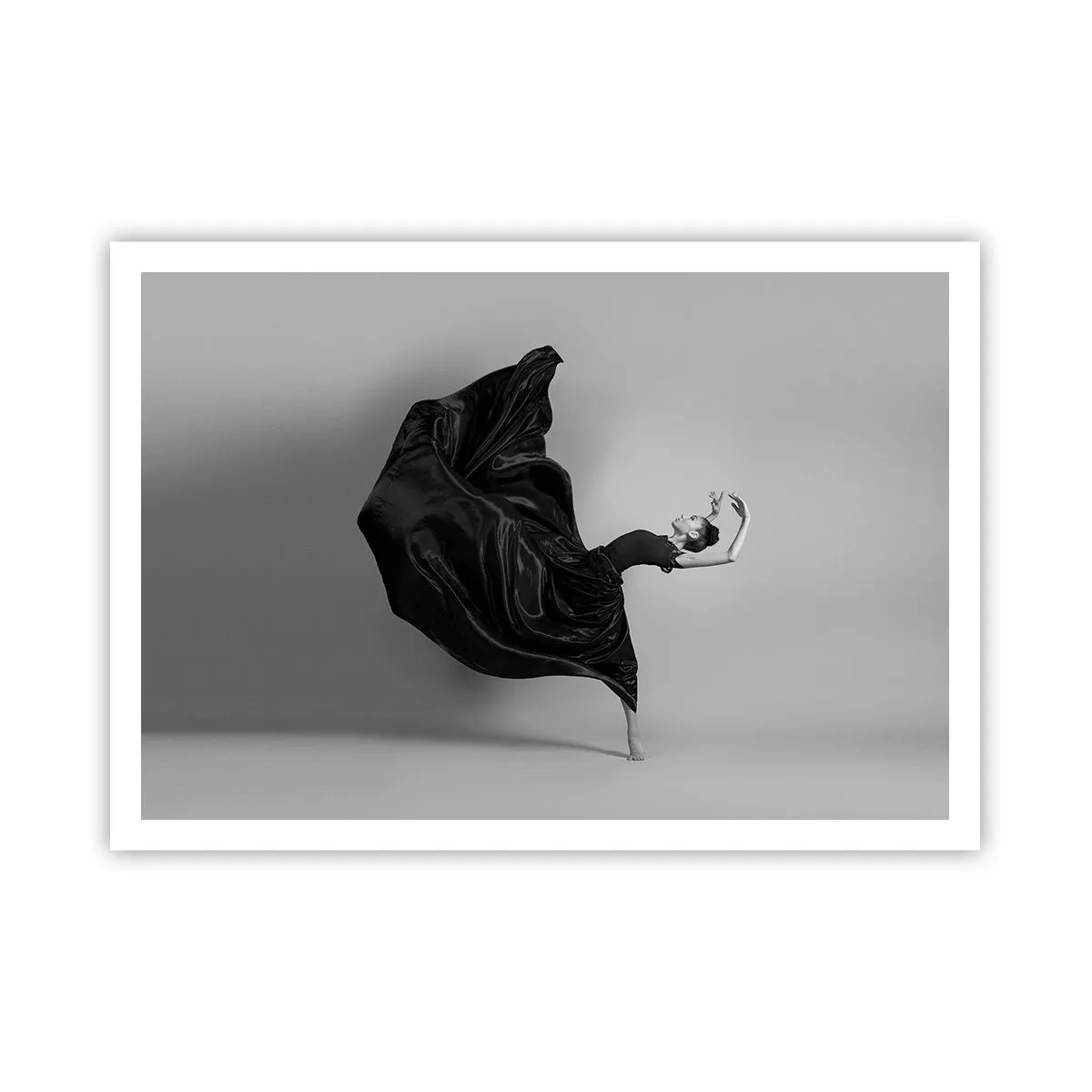 Póster - Una elegante bailarina con un vestido negro en movimiento. - 100x70cm - La música da alas - Decoración de pared moderna para salón y dormitorio ARTTOR