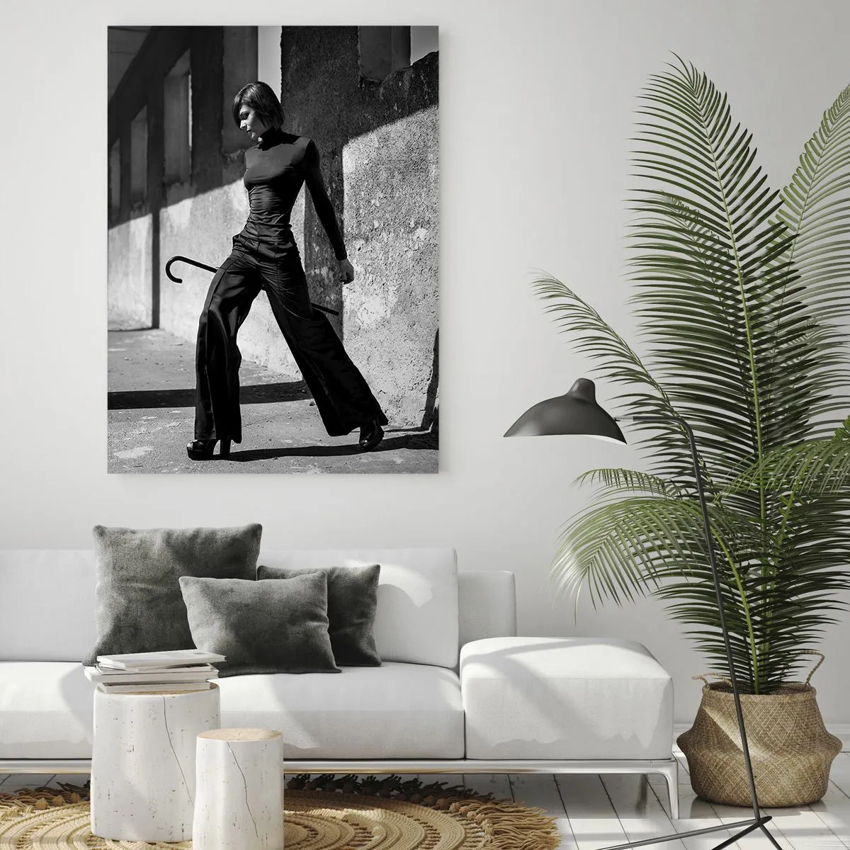 Cuadro sobre vidrio - Impresiones sobre Vidrio - Fotografía en blanco y negro de una mujer con un atuendo elegante en un entorno urbano. - 50x70cm - Elegancia urbana - Decoración de pared moderna para salón y dormitorio ARTTOR