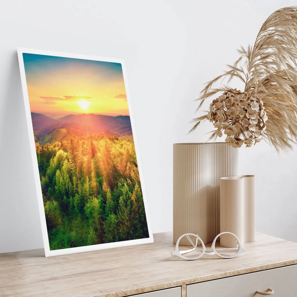 Póster - Puesta de sol sobre un bosque montañoso lleno de vegetación. - 50x70cm - Desde lo alto - Decoración de pared moderna para salón y dormitorio ARTTOR