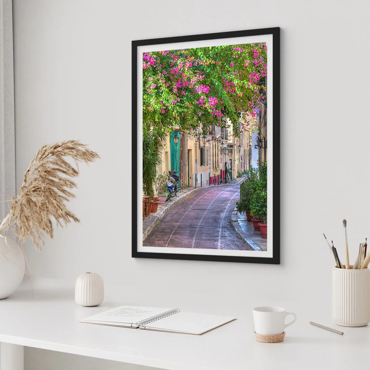 Póster en marco negro - Una calle colorida con flores florecientes y arquitectura clásica. - 50x70cm - Un callejón floreciente - Decoración de pared moderna para salón y dormitorio ARTTOR