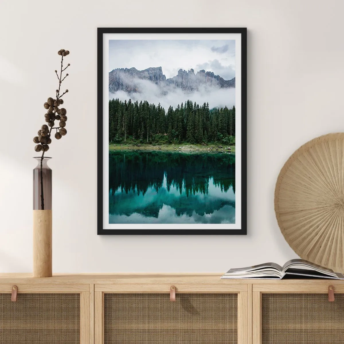 Póster en marco negro - Un bosque verde junto a un lago con montañas al fondo rodeado de niebla. - 50x70cm - Calla, calla, no despertemos al agua dormida.... - Decoración de pared moderna para salón y dormitorio ARTTOR