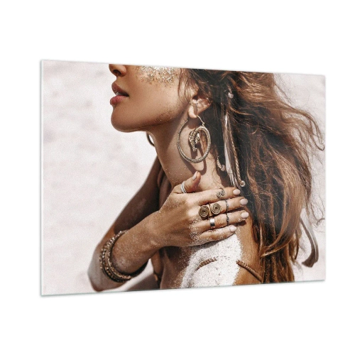 Cuadro sobre vidrio - Impresiones sobre Vidrio - Mujer elegante con joyas y arena en su piel en la playa. - 100x70cm - Reina de la playa salvaje - Decoración de pared moderna para salón y dormitorio ARTTOR