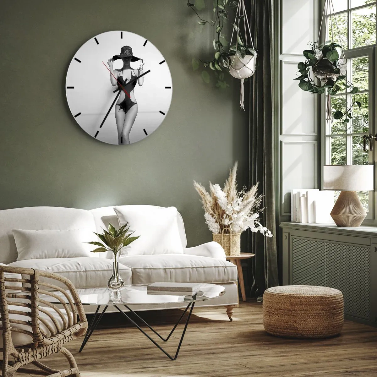 Reloj de pared - Reloj de vidrio - Una mujer en traje de baño negro y sombrero frente al mar. - 30x30cm - Mi nombre es Elegancia - Decoración de pared moderna para salón, cocina y dormitorio ARTTOR