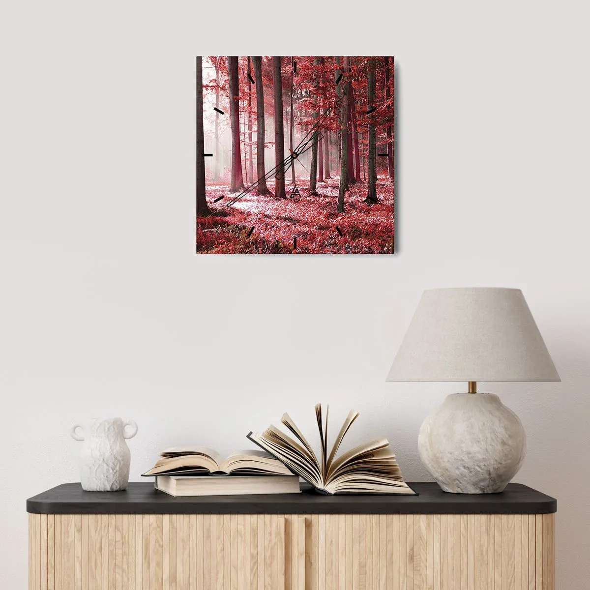 Reloj de pared - Reloj de vidrio - Un impresionante bosque en tonos rojos con rayos de luz que penetran a través de los árboles. - 30x30cm - Rojo como el que más - Decoración de pared moderna para salón y dormitorio ARTTOR