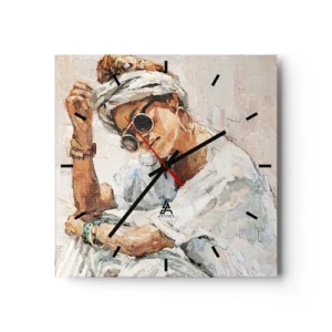 Reloj de pared - Reloj de vidrio - Retrato de una mujer con gafas de sol contra una pared clara. - 30x30cm - Retrato a pleno sol - Decoración de pared moderna para salón y dormitorio ARTTOR