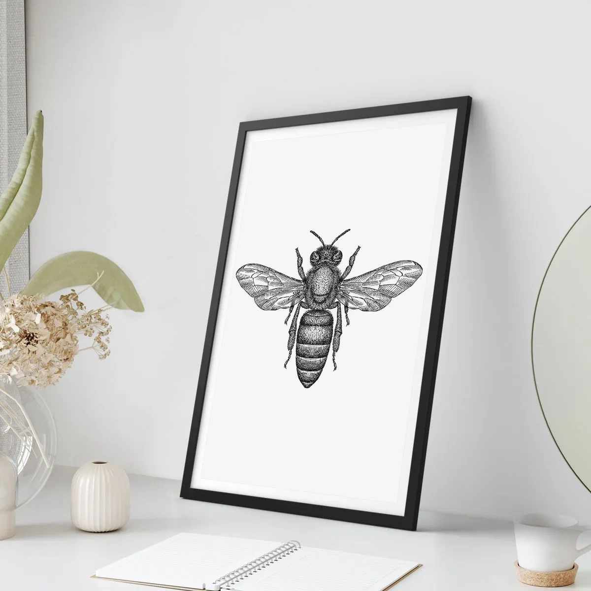 Póster en marco negro - Ilustración precisa de una abeja sobre un fondo blanco. - 50x70cm - Retrato de insecto - Decoración de pared moderna para salón y dormitorio ARTTOR