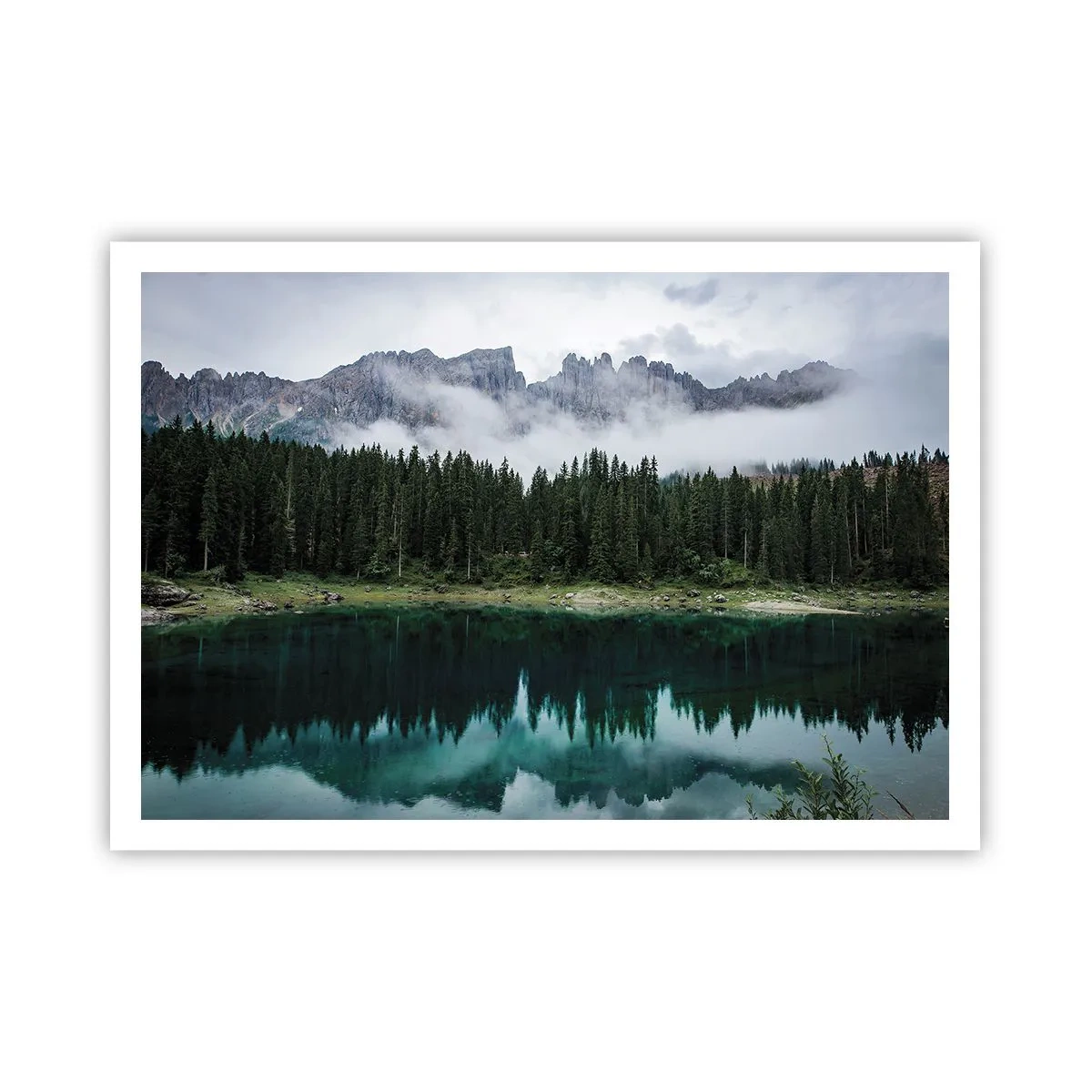 Póster - Un paisaje de montaña con un bosque y un lago que refleja el cielo. - 100x70cm - Calla, calla, no despertemos al agua dormida.... - Decoración de pared moderna para salón y dormitorio ARTTOR