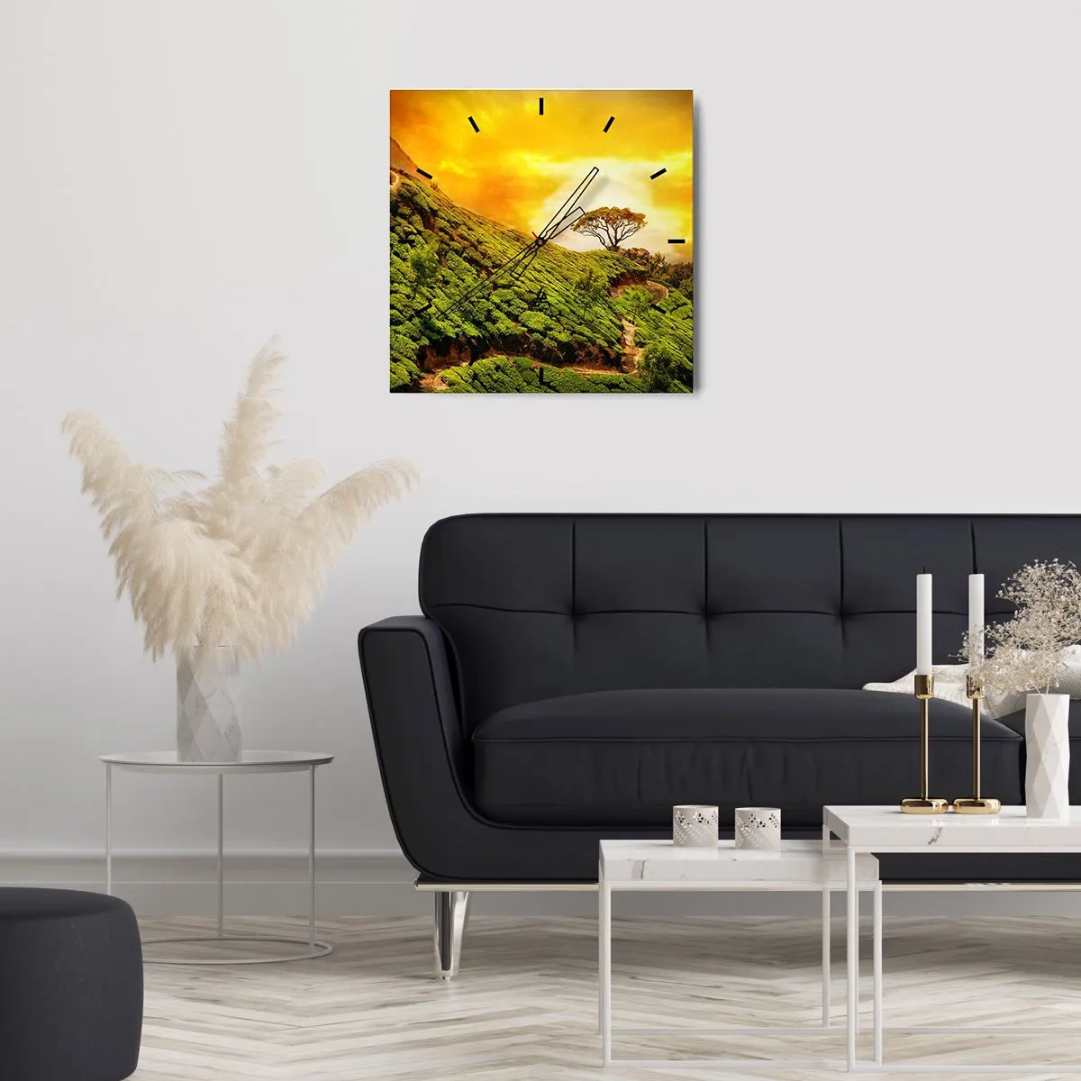 Reloj de pared - Reloj de vidrio - Colinas verdes de plantaciones de té al atardecer - 30x30cm - Por un camino sinuoso, por una verde pendiente - Decoración de pared moderna para salón y dormitorio ARTTOR