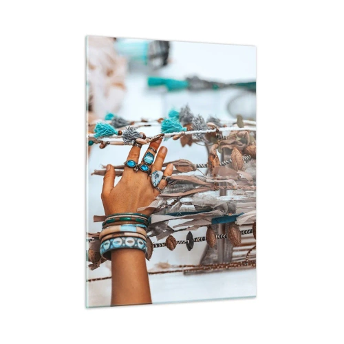 Cuadro sobre vidrio - Impresiones sobre Vidrio - Mano con joyería boho tocando decoración étnica. - 50x70cm - Tesoros locales - Decoración de pared moderna para salón y dormitorio ARTTOR