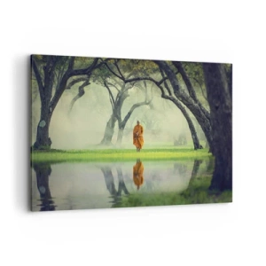 Cuadro sobre lienzo - Impresión de Imagen - Un monje con una túnica naranja en un bosque con un fondo brumoso y reflejo en el agua. - 120x80cm - En el camino de la iluminación - Decoración de pared moderna para salón y dormitorio ARTTOR