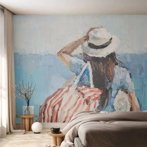 Fotomural Premium Sand - Mujer con bolso y sombrero junto al mar al estilo impresionista - 100x70cm - Bienvenida a tus vacaciones - Decoración de pared moderna para salón y dormitorio ARTTOR