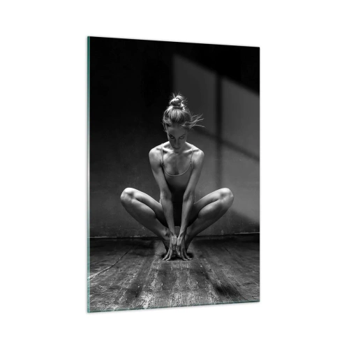 Cuadro sobre vidrio - Impresiones sobre Vidrio - Una bailarina en pose de ballet sobre un suelo de madera. - 50x70cm - Concentración de energía del baile - Decoración de pared moderna para salón y dormitorio ARTTOR