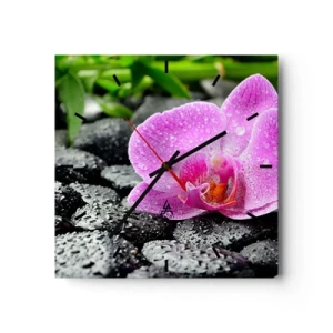 Reloj de pared - Reloj de vidrio - Orquídea rosa sobre piedras negras mojadas con hojas verdes - 30x30cm - Como un corazón abierto - Decoración de pared moderna para salón y dormitorio ARTTOR