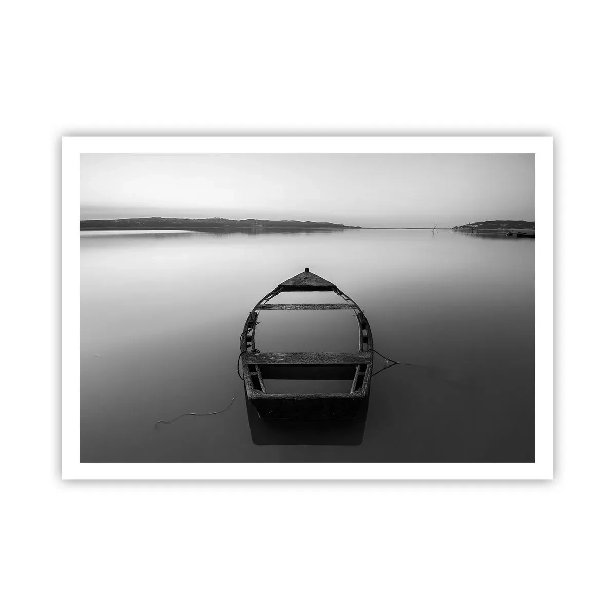 Póster - Un barco solitario en un lago tranquilo en tonos blanco y negro. - 100x70cm - Anhelo y melancolía - Decoración de pared moderna para salón y dormitorio ARTTOR