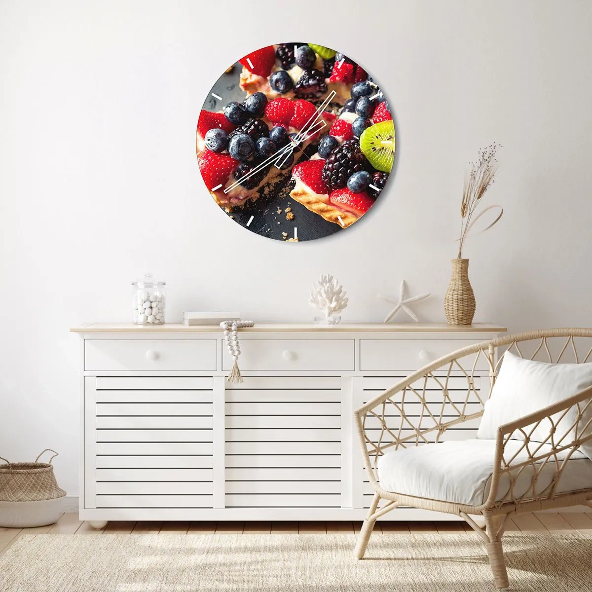 Reloj de pared - Reloj de vidrio - Postre de frutas con bayas y kiwi sobre fondo negro. - 30x30cm - ¡Dolce vita! - Decoración de pared moderna para salón, cocina y dormitorio ARTTOR