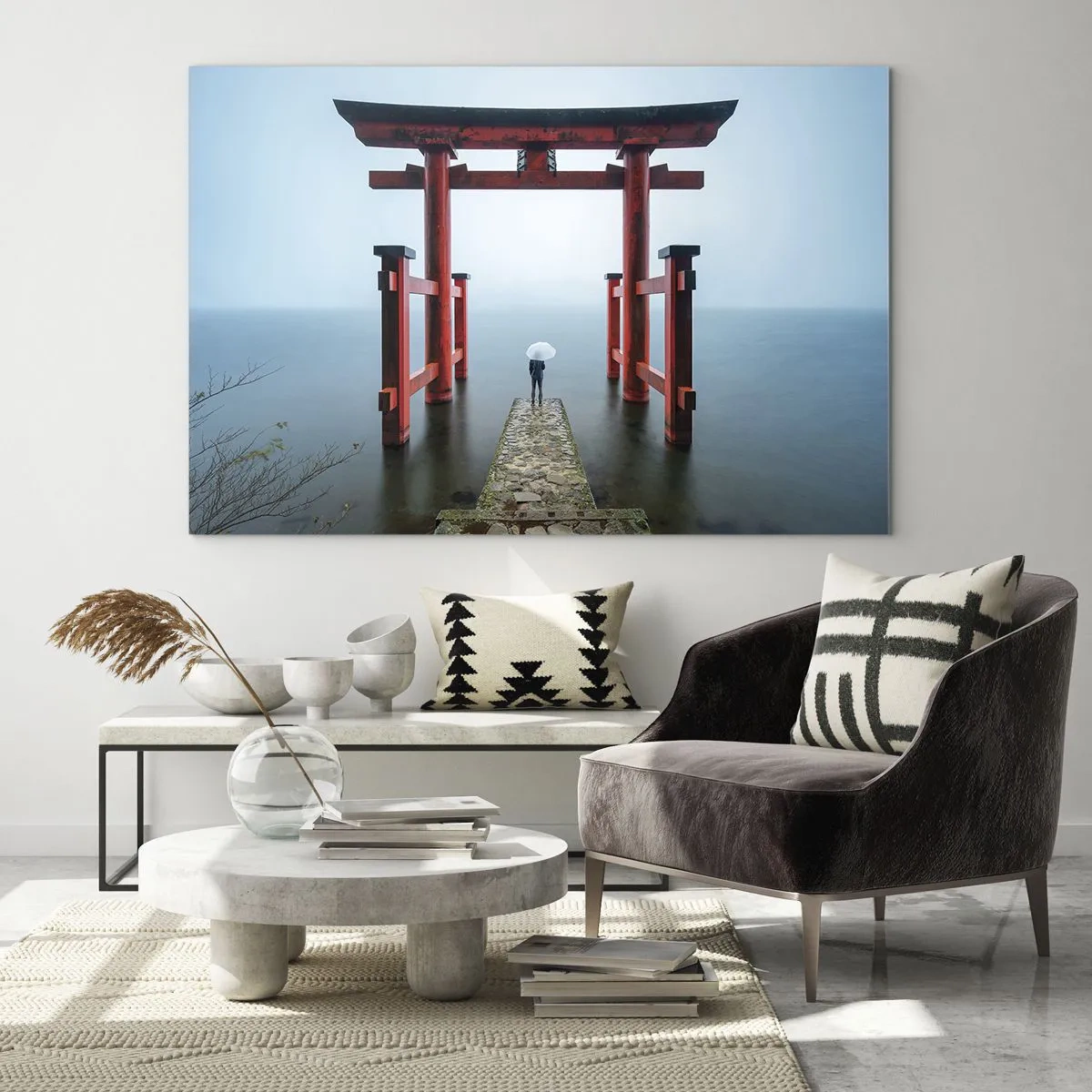 Cuadro sobre vidrio - Impresiones sobre Vidrio - Un torii rojo sobre aguas tranquilas en un entorno brumoso. - 70x50cm - Ensueño japonés - Decoración de pared moderna para salón y dormitorio ARTTOR