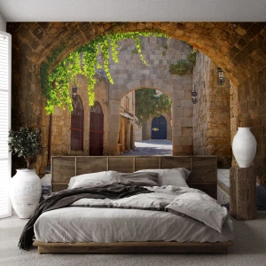 Fotomural Premium Sand - Calles de piedra y pasajes arqueados en el casco histórico - 100x70cm - La procesión está a punto de aparecer. - Decoración de pared moderna para salón y dormitorio ARTTOR