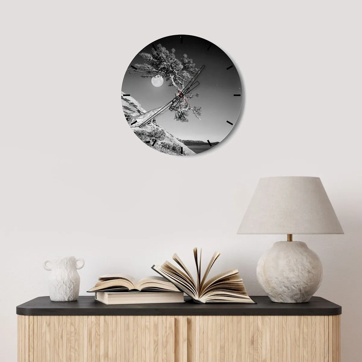 Reloj de pared - Reloj de vidrio - Un árbol inclinado sobre una roca con una luna llena al fondo. - 30x30cm - Un guerrero victorioso - Decoración de pared moderna para salón, cocina y dormitorio ARTTOR