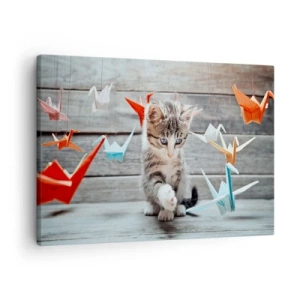 Cuadro sobre lienzo - Impresión de Imagen - Un gatito jugando con grullas de papel de origami colgantes. - 70x50cm - La primera lección - Decoración de pared moderna para salón y dormitorio ARTTOR