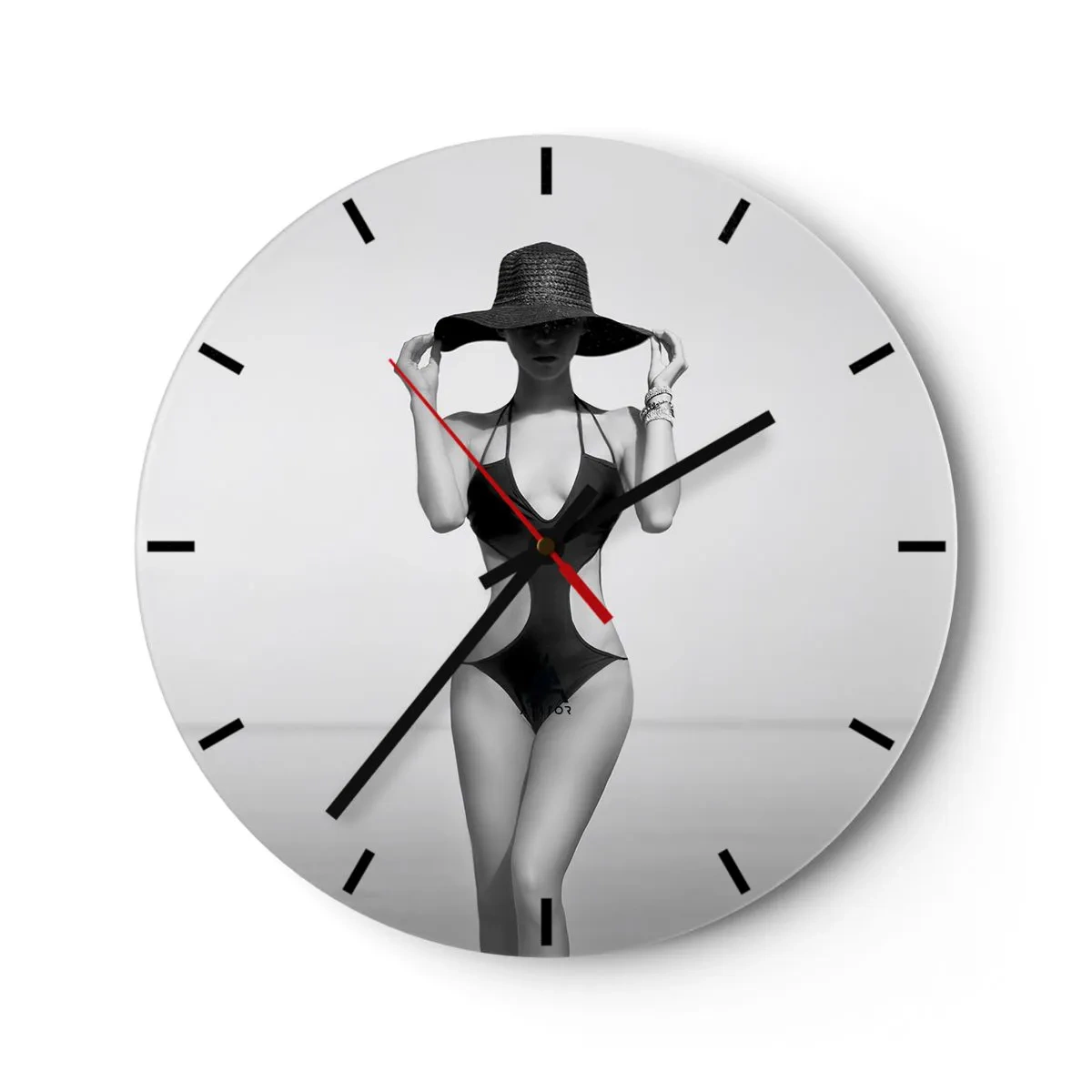 Reloj de pared - Reloj de vidrio - Una mujer en traje de baño negro y sombrero frente al mar. - 30x30cm - Mi nombre es Elegancia - Decoración de pared moderna para salón, cocina y dormitorio ARTTOR