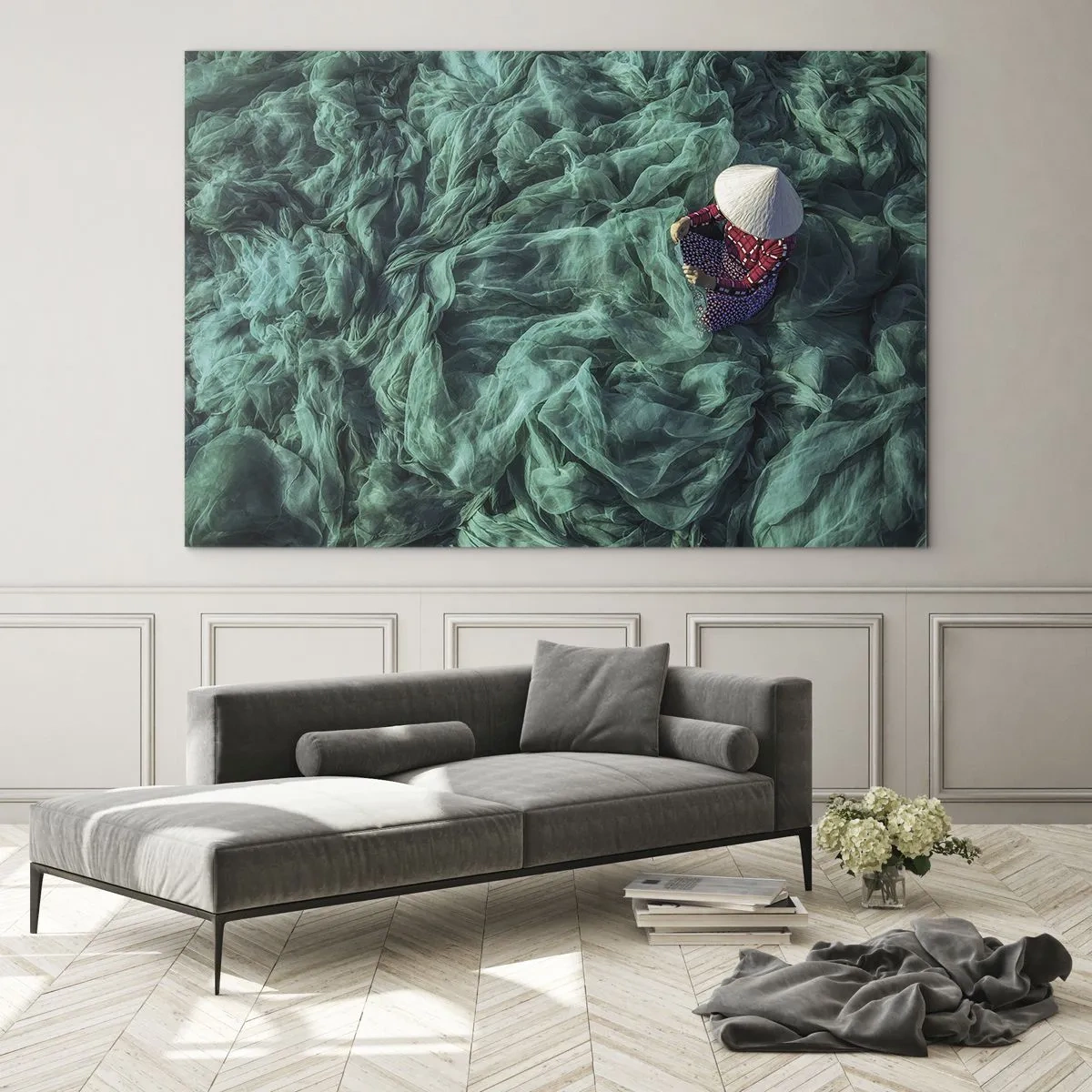 Cuadro sobre vidrio - Impresiones sobre Vidrio - Una mujer con un sombrero tradicional remendando redes - 70x50cm - En un mar de redes - Decoración de pared moderna para salón y dormitorio ARTTOR