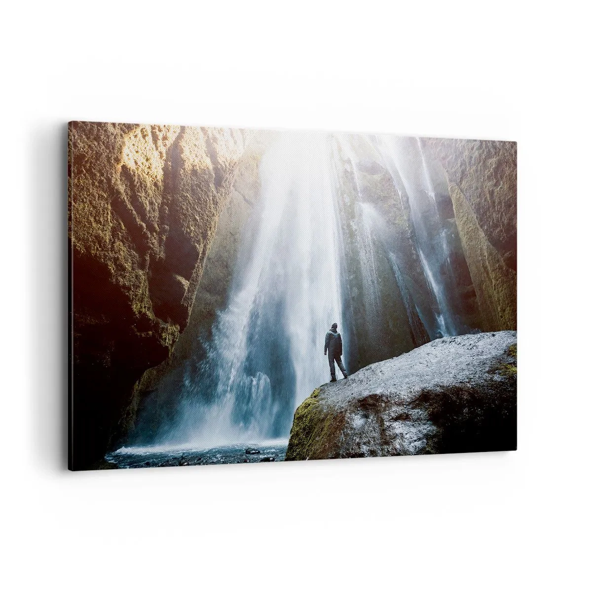 Cuadro sobre lienzo - Impresión de Imagen - Una figura con el telón de fondo de una majestuosa cascada en un desfiladero rocoso. - 100x70cm - Impresionante vista - Decoración de pared moderna para salón y dormitorio ARTTOR