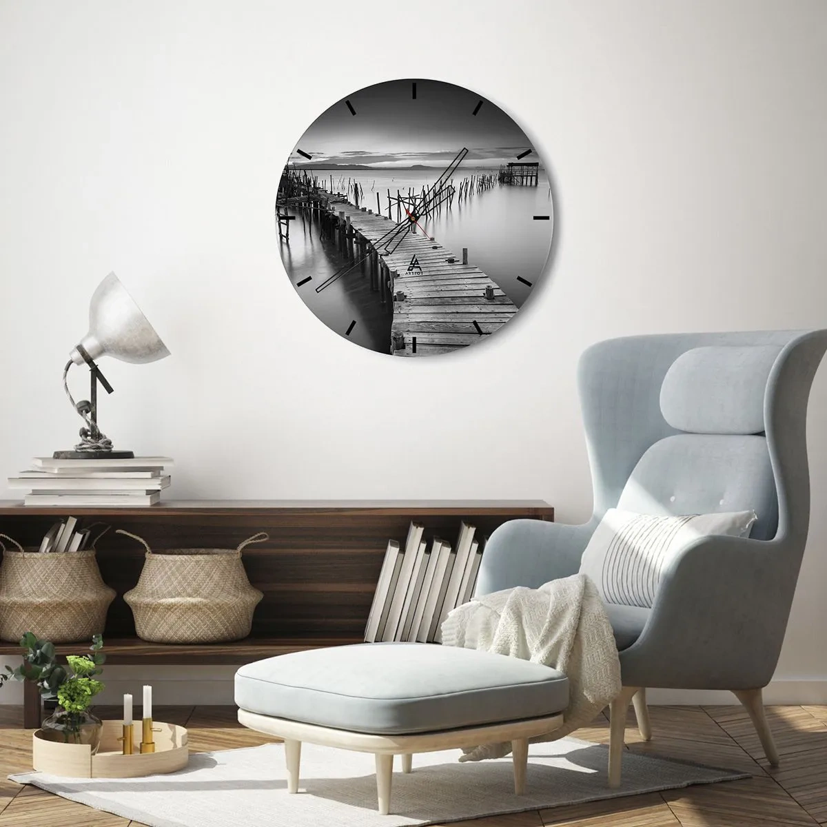 Reloj de pared - Reloj de vidrio - Un embarcadero de madera en blanco y negro que conduce a aguas tranquilas. - 30x30cm - La calma de una orilla olvidada - Decoración de pared moderna para salón, cocina y dormitorio ARTTOR