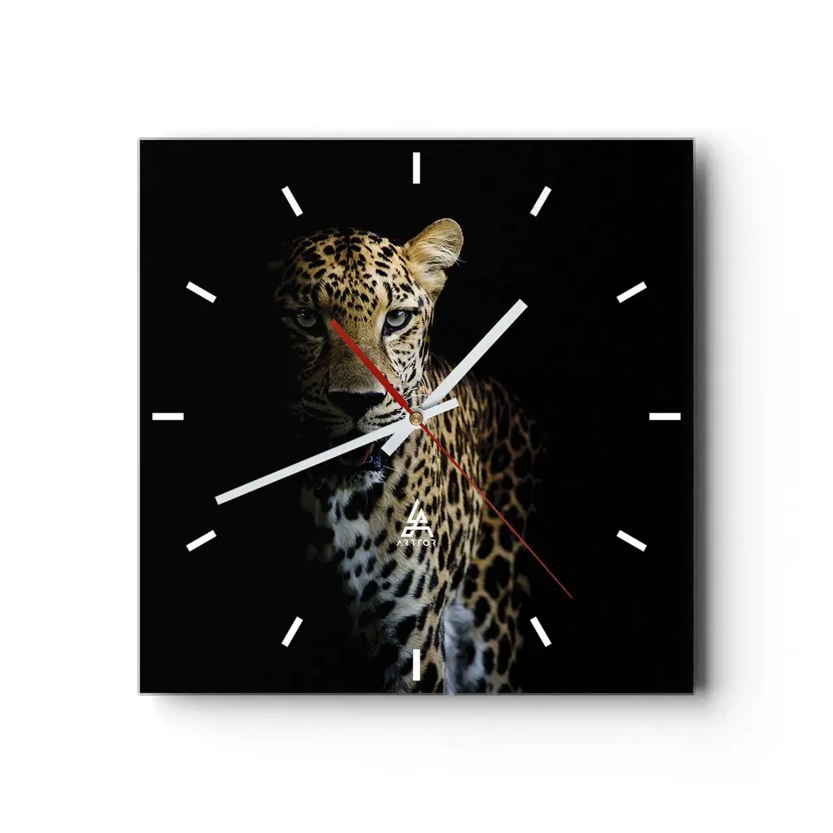 Reloj de pared - Reloj de vidrio - Un leopardo sobre un fondo oscuro con una mirada intensa. - 30x30cm - Belleza oscura - Decoración de pared moderna para salón y dormitorio ARTTOR