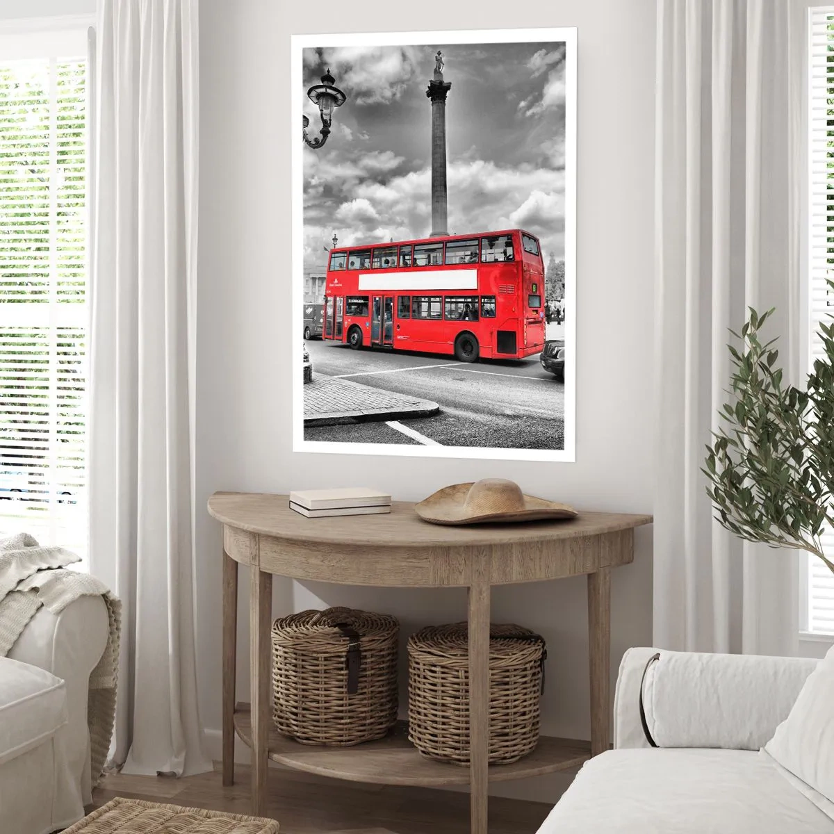 Póster - Un autobús rojo contra un fondo urbano en blanco y negro - 50x70cm - El verdadero torrente sanguíneo de la ciudad - Decoración de pared moderna para salón y dormitorio ARTTOR