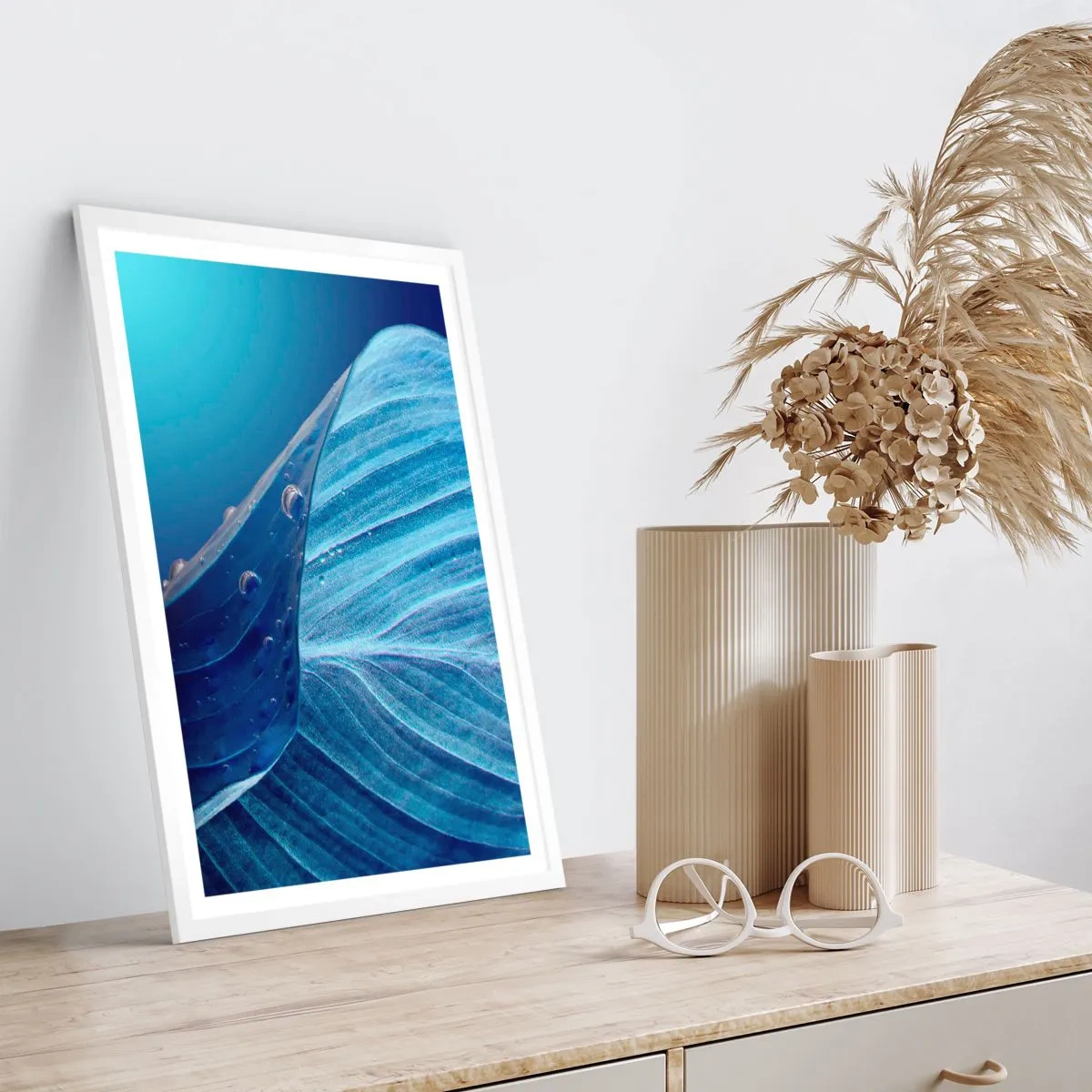 Póster en marco blanco - Gotas ocultas de azul - 50x70 cm