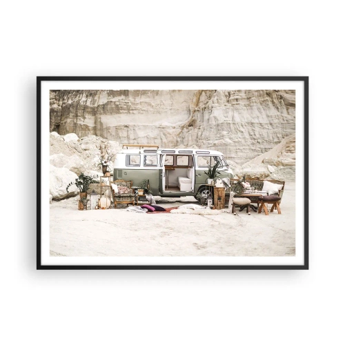 Póster en marco negro - Una caravana retro con diseño boho frente a un paisaje rocoso. - 100x70cm - Hora de empezar el viaje - Decoración de pared moderna para salón y dormitorio ARTTOR
