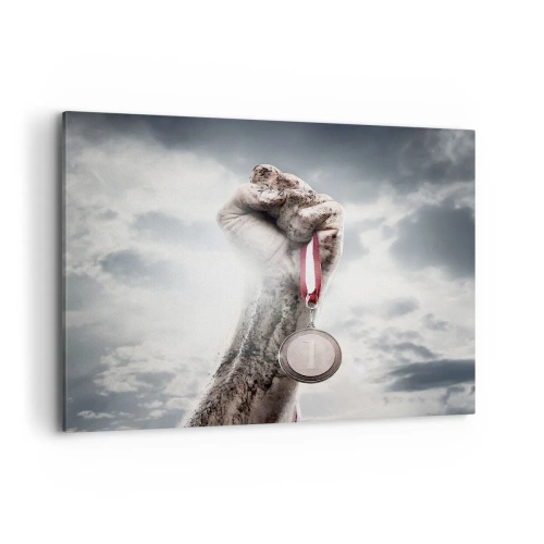 Cuadro sobre lienzo - Impresión de Imagen - Una mano levantada con una medalla contra un cielo nublado. - 100x70cm - Per aspera ad astra - Decoración de pared moderna para salón y dormitorio ARTTOR