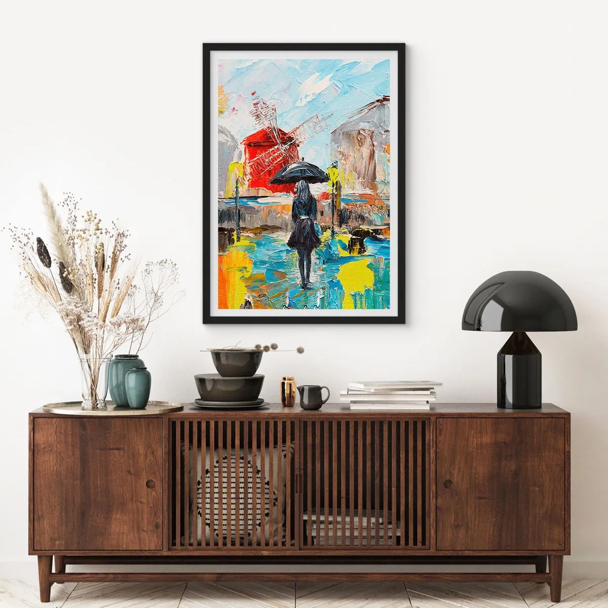 Póster en marco negro - Una mujer con un paraguas con el telón de fondo de una ciudad bajo la lluvia. - 50x70cm - Leyendas parisinas - Decoración de pared moderna para salón y dormitorio ARTTOR