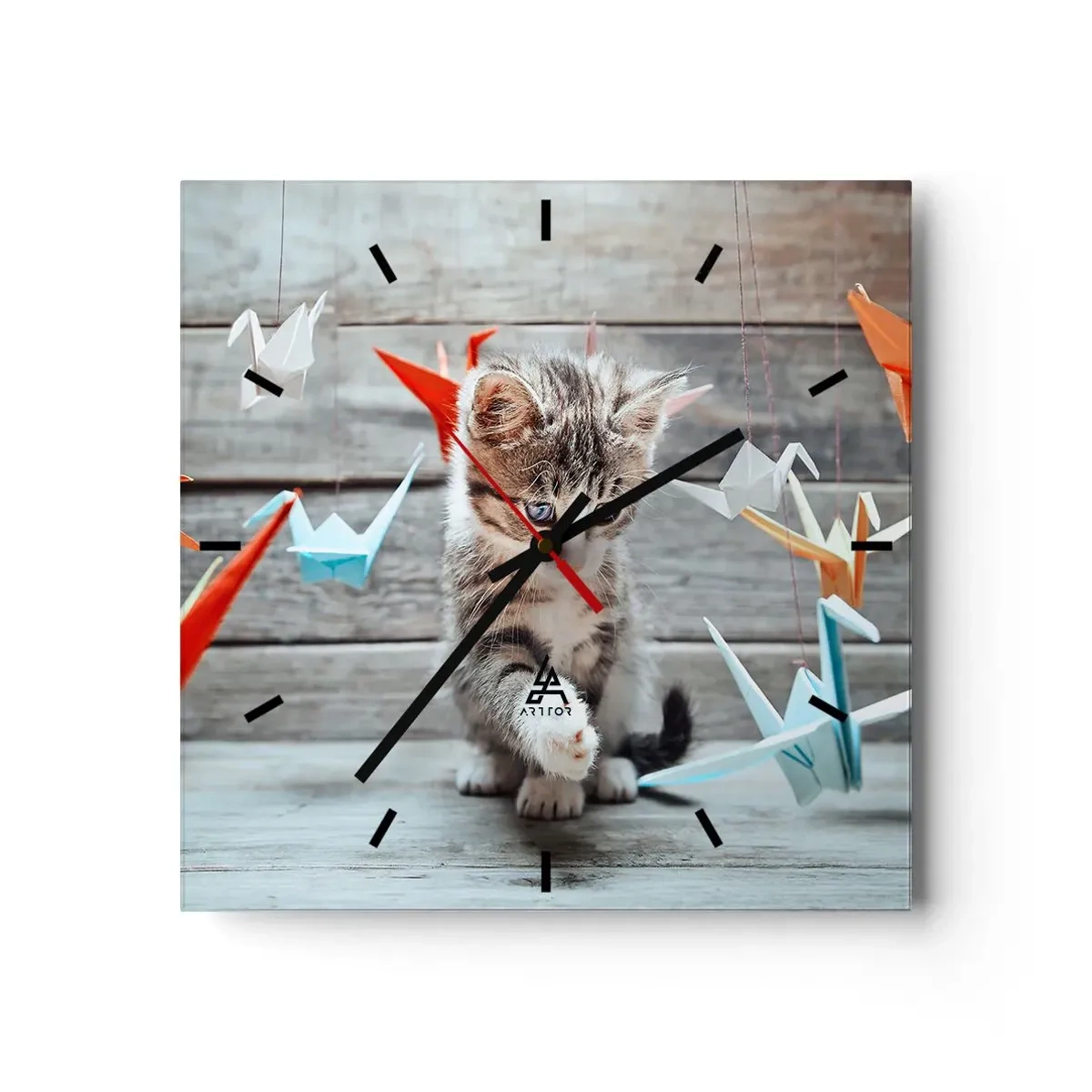 Reloj de pared - Reloj de vidrio - Un gatito jugando con grullas de papel de origami colgantes. - 30x30cm - La primera lección - Decoración de pared moderna para salón y dormitorio ARTTOR