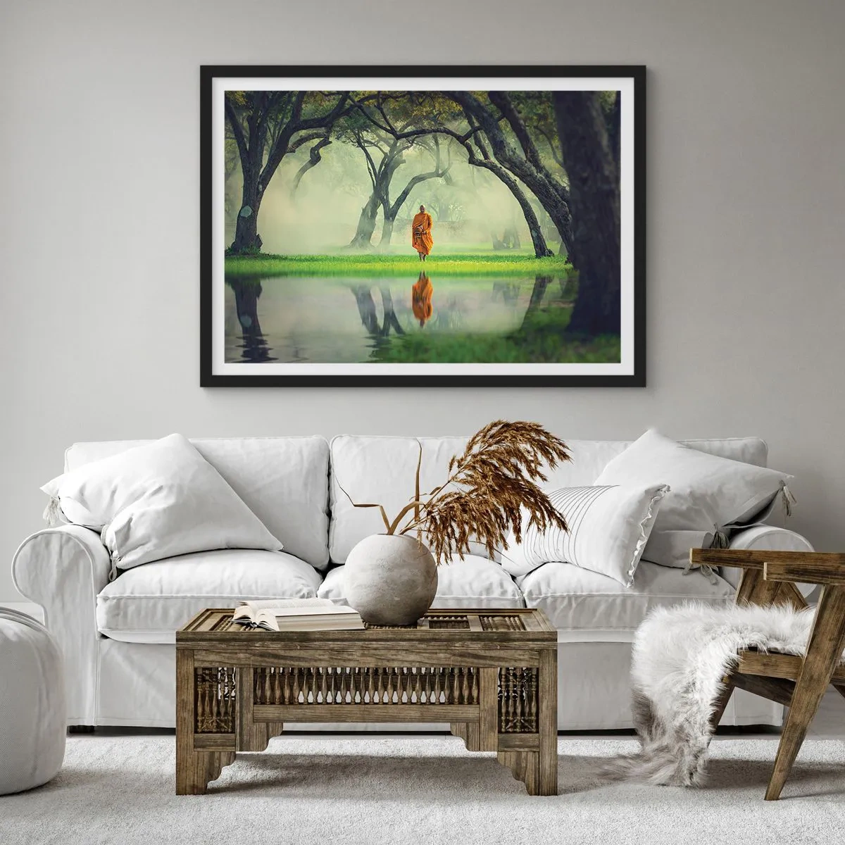 Póster en marco negro - Un monje con una túnica naranja en un bosque con un fondo brumoso y reflejo en el agua. - 70x50cm - En el camino de la iluminación - Decoración de pared moderna para salón y dormitorio ARTTOR