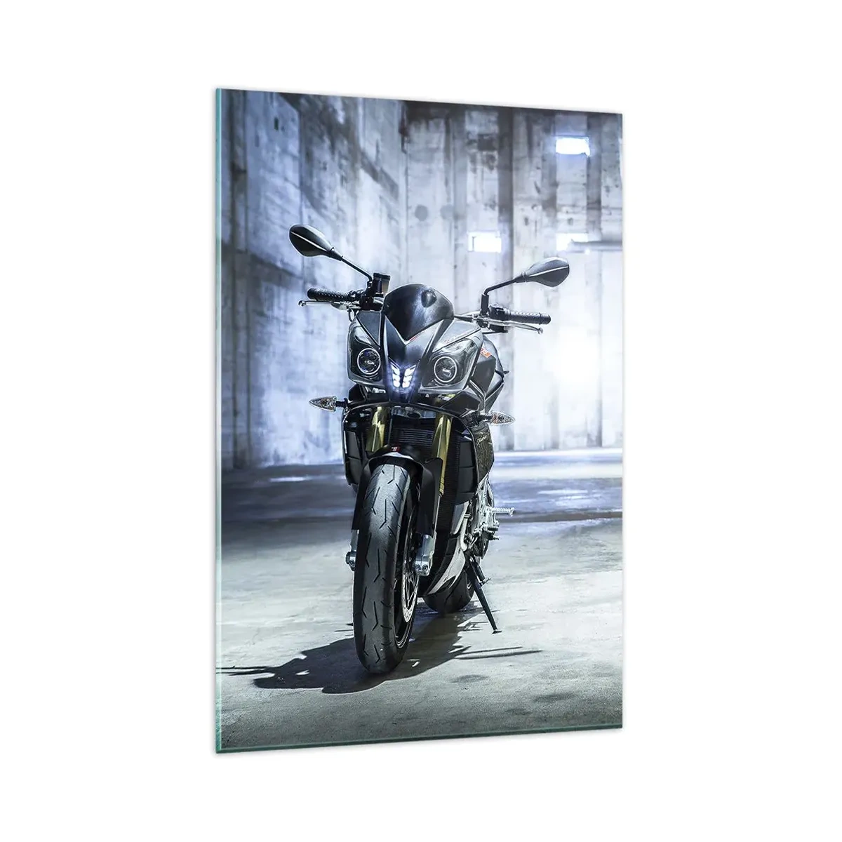 Cuadro sobre vidrio - Impresiones sobre Vidrio - Una motocicleta moderna en un interior industrial. - 80x120cm - Antes de que el motor ruja - Decoración de pared moderna para salón y dormitorio ARTTOR