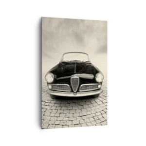 Cuadro sobre lienzo - Impresión de Imagen - Un coche clásico en una plaza adoquinada en estilo monocromático. - 80x120cm - ¿Y cómo no quererme? - Decoración de pared moderna para salón y dormitorio ARTTOR