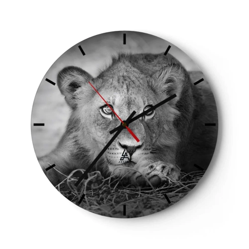 Reloj de pared - Reloj de vidrio - Un león joven tendido en el suelo en blanco y negro. - 30x30cm - Un cachorro real - Decoración de pared moderna para salón, cocina y dormitorio ARTTOR