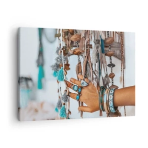 Cuadro sobre lienzo - Impresión de Imagen - Una mano adornada con joyas boho con decoraciones en el fondo. - 70x50cm - Tesoros locales - Decoración de pared moderna para salón y dormitorio ARTTOR