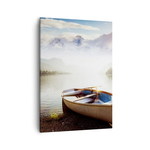 Cuadro sobre lienzo - Impresión de Imagen - Un barco en la orilla de un lago con vistas a las montañas por la mañana. - 50x70cm - Junto al agua clara - Decoración de pared moderna para salón y dormitorio ARTTOR