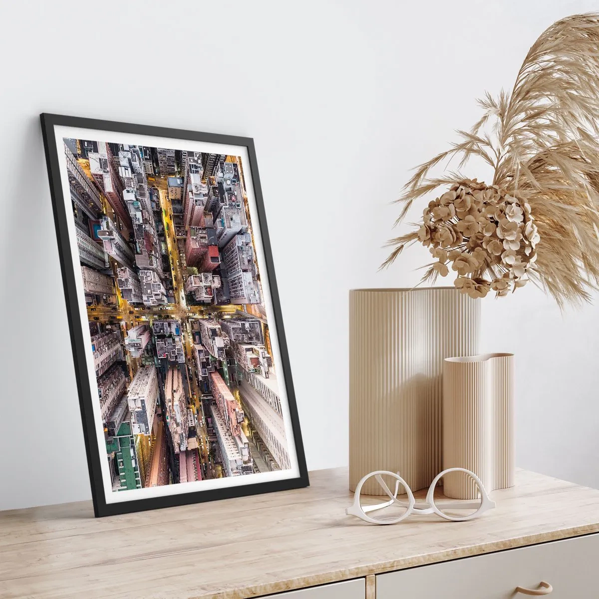 Póster en marco negro - Vista aérea de la ciudad por la noche - 50x70cm - Saludos desde Hong Kong - Decoración de pared moderna para salón y dormitorio ARTTOR