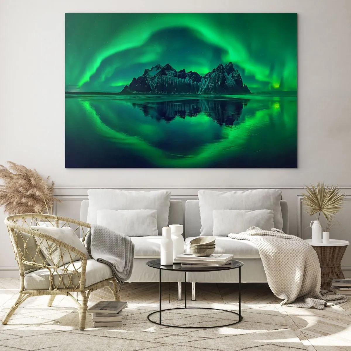 Cuadro sobre vidrio - Impresiones sobre Vidrio - La aurora boreal flotando sobre un paisaje montañoso y reflejándose en el agua. - 70x50cm - En los brazos de la aurora - Decoración de pared moderna para salón y dormitorio ARTTOR